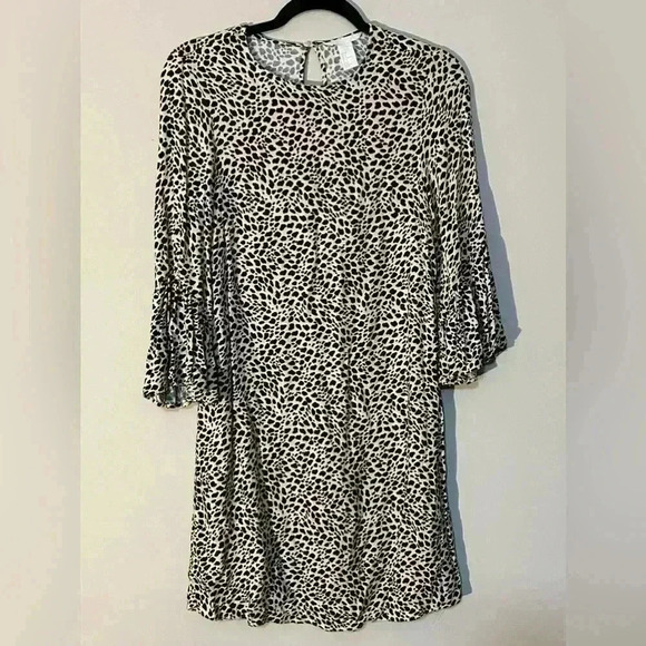 H&M Dresses & Skirts - H&M Cheetah Pront Dress with Bell Sleeves Midi Length Size 6